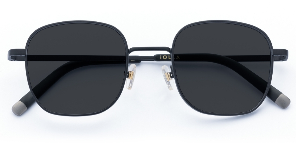 Taylor in Matte Black – Minimalist Square Sunglasses | IOLLA